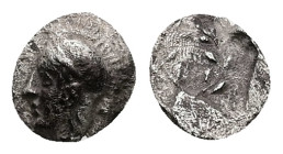 Aeolis, Elaia. AR, Hemiobol. 0.33 g. - 8.14 mm. Circa 450-400 BC.
Obv.: Helmeted head of Athena left.
Rev.: Wreath.
Ref.: SNG Copenhagen 164.
Fine.