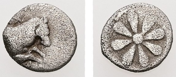 Aeolis, Kyme. AR, Hemiobol. 0.27 g. - 7.65 mm. Circa 350-250 BC.
Obv.: Forepart ...