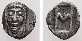 Ionia, Kolophon. AR, Tetartemorion. 0.20 g. - 7.83 mm. Circa 450-410 BC.
Obv.: Facing laureate head of Apollo between two laurel leafs.
Rev.: Monogram...