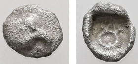 Ionia, Magnesia ad Maeandrum (?). AR, Tetartemorion. 0.12 g. - 5.29 mm. ca. 500-464 BC.
Obv.: Head of an eagle to right.
Rev.: ΘΜ monogram within incu...