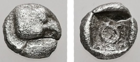 Ionia, Magnesia ad Maeandrum (?). AR, Tetartemorion. 0.14 g. - 5.26 mm. ca. 500-464 BC.
Obv.: Head of an eagle to right.
Rev.: ΘΜ monogram within incu...