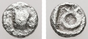 Ionia, Magnesia ad Maeandrum (?). AR, Tetartemorion. 0.20 g. - 5.39 mm. ca. 500-464 BC.
Obv.: Head of an eagle to right.
Rev.: ΘΜ monogram within incu...