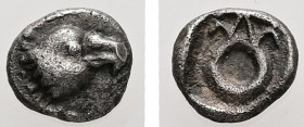 Ionia, Magnesia ad Maeandrum (?). AR, Tetartemorion. 0.20 g. - 5.64 mm. ca. 500-464 BC.
Obv.: Head of an eagle to right.
Rev.: ΘΜ monogram within incu...
