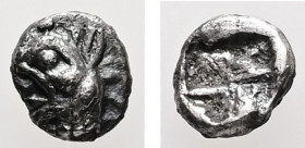 Ionia, Phokaia. AR, Tetartemorion. 0.15 g. - 4.99 mm. Circa 521-478 BC.
Obv.: Head of griffin left.
Rev.: Quadripartite incuse square.
Ref.: SNG Von A...