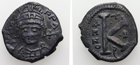 Justinian I, AD 527-565. AE, Half Follis. 9.23 g. 26.74 mm. Theoupolis (Antioch).
Obv : Helmeted, cuirassed bust facing, holding cross on globe and lo...