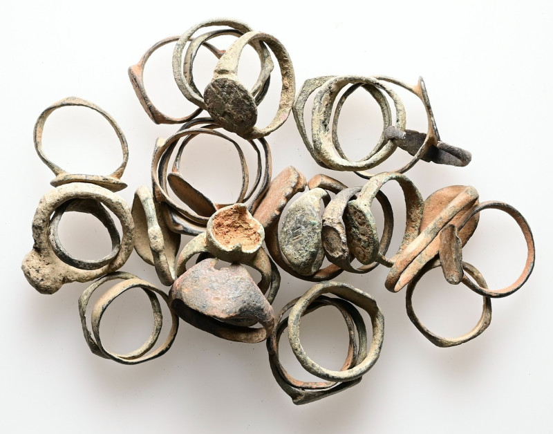 Lot of 30 unclassified Ring. See picture. LOT SOLD AS IS, NO RETURNS.(V22)