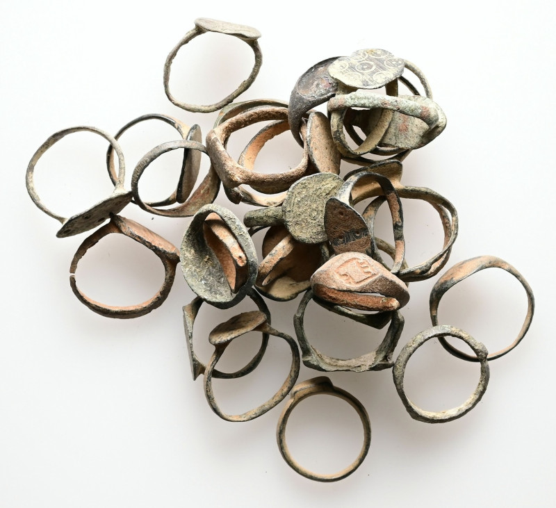 Lot of 30 unclassified Ring. See picture. LOT SOLD AS IS, NO RETURNS.(V23)