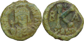 Maurice Tiberius (582-602). AE Half Follis, Ravenna mint. Obv. Draped and cuirassed bust facing, wearing plumed helmet and holding globus cruciger. Re...
