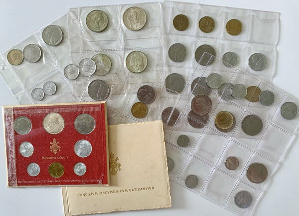 Lotto composto da: due (2) serie complete del Vaticano; Giovanni XXIII 1962 e Pa...