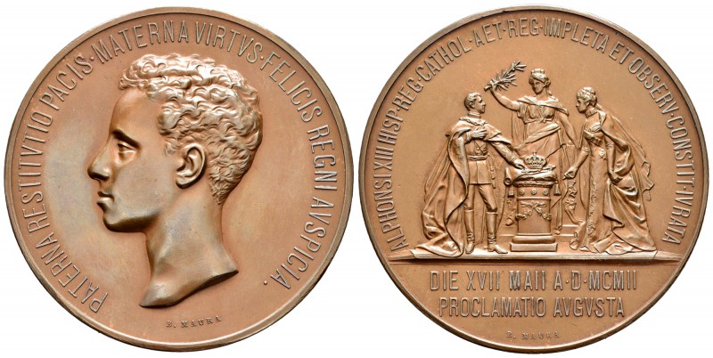 Alfonso XIII. Medalla de proclamación. 1902. (Rah-739). Rev.: El rey prestando j...