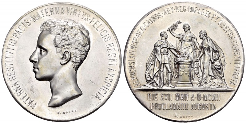 Alfonso XIII. Medalla de proclamación. 1902. (Rah-1902). Rev.: El rey prestando ...