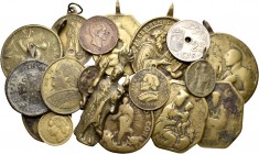 Lote de 36 medallas, veintinueve de ellas religiosas en bronce, siglos XVIII y XIX y otras siete de escaso valor. IMPRESCINDIBLE EXAMINAR. BC+/MBC. Es...
