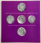 Berger F. Die Mittelalterlichen Brakteaten im Kestner-Museum Hannover. 2 Teil. Hannover 1996. Brossura ed. pp. 58, ill. in b/n. Come nuovo.
