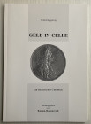 Rüggeberg H. Geld in Celle. Ein historischer Überblick. Celle 1998. Brossura ed. pp. 82, ill. in b/n. + una mappa ripiegata. Ottimo stato.