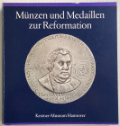 Schluter M. Munzen und Medaillen zur Reformation 16. bis 20. Jahrhundert. Aus dem Besitz desvKestner-Museums Hannover 1983. Brossura ed. pp. 176, con ...