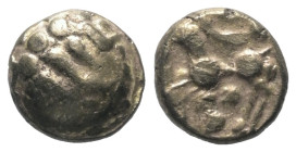 Gallien. Remi.

 Viertelstater (Gold). Ca. 80 - 50 v. Chr.
Vs: Stark stilisierter Kopf rechts.
Rs: Pferd nach links stehend, darüber Sichel, zwisc...