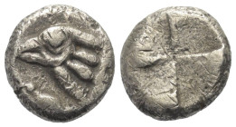 Imitationen griechischer Münzen.


Nachahmung einer Prägung des Sinopes (Paphlagonien).

Drachme (Silber), ca. 5. Jhdt. v. Chr.
Vs: Kopf eines A...