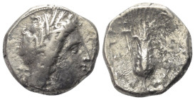 Lukanien. Metapont.

 Nomos (Silber). Ca. 330 - 290 v. Chr.
Vs: Kopf der Demeter mit Ährenkranz rechts.
Rs: Getreideähre; im Feld links Ethnikon. ...