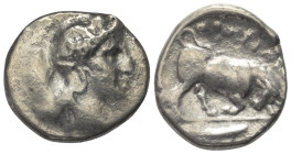 Lukanien. Thourioi.

 Nomos (Silber). Ca. 400 - 350 v. Chr.
Vs: Kopf der Athena mit attischem Helm mit einen Dreizack haltenden Skylla rechts.
Rs:...
