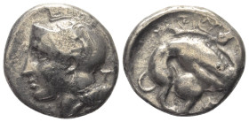 Lukanien. Velia.

 Stater oder Didrachme (Silber). Ca. 400 - 340 v. Chr.
Vs: Kopf der Athena mit attischem Helm, mit Greif verziert, links, hinter ...