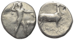 Bruttium. Kaulonia.

 Stater (Silber). Ca. 475 - 425 v. Chr.
Vs: Apollon mit Lorbeerkranz und kleinem Daimon auf dem Arm nach rechts schreitend; im...