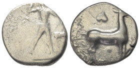 Bruttium. Kaulonia.

 Stater (Silber). Ca. 425 - 420 v. Chr.
Vs: Apollon mit Lorbeerkranz und kleinem Daimon auf dem Arm nach rechts schreitend; im...