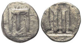 Bruttium. Kroton.

 Nomos (Silber). Ca. 480 - 430 v. Chr.
Vs: Dreifuß mit Ringgriffen und Löwenfüßen; im Feld links Kranich nach rechts stehend.
R...