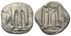 Bruttium. Kroton.

 Nomos (Silber). Ca. 480 - 430 v. Chr.
Vs: Dreifuß mit Ringgriffen und Löwenfüßen; im Feld links Kranich nach rechts stehend.
R...