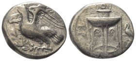 Bruttium. Kroton.

 Nomos (Silber). Ca. 350 - 300 v. Chr.
Vs: Adler mit ausgebreiteten Flügeln auf Ölzweig nach links stehend.
Rs: Dreifuß; im Fel...