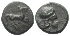 Sizilien. Entella.

 Bronze. Ca. 410 - 368 v. Chr.
Vs: Pferd nach rechts galoppierend.
Rs: Kampanischer Helm rechts.

17 mm. 5,20 g. 

HGC 2, ...