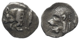 Mysien. Kyzikos.

 Obol (Silber). Ca. 450 - 400 v. Chr.
Vs: Vorderteil eines Ebers links, retrogrades E auf der Schulter, dahinter Thunfisch nach o...
