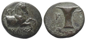 Aiolis. Kyme.

 Bronze. Ca. 320 - 250 v. Chr.
Vs: KY. Pferdeprotome rechts, darunter Magistratsname Lachares.
Rs: Kotyle; im Feld links Monogramm....