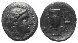 Aiolis. Myrina.

 Bronze. 2. - 1. Jhdt. v. Chr.
Vs: Kopf des Apollon mit Lorbeerkranz rechts.
Rs: Amphora, im Feld rechts Kithara.

17 mm. 3,45 ...