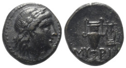 Aiolis. Myrina.

 Bronze. 2. - 1. Jhdt. v. Chr.
Vs: Kopf des Apollon mit Lorbeerkranz rechts.
Rs: Amphora, im Feld rechts Kithara.

17 mm. 4,62 ...