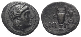 Aiolis. Myrina.

 Bronze. 2. - 1. Jhdt. v. Chr.
Vs: Kopf des Apollon mit Lorbeerkranz rechts.
Rs: Amphora, im Feld rechts Kithara.

18 mm. 3,14 ...