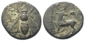 Ionien. Ephesos.

 Bronze. Ca. 340 - 325 v. Chr.
Vs: Ethnikon. Biene.
Rs: Hirsch nach links kniend; im Feld rechts oben Astragal; Magistratsname A...