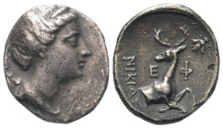 Ionien. Ephesos.

 Didrachme (Silber). Ca. 245 - 202 v. Chr.
Vs: Drapierte Büste der Artemis mit Köcher über der Schulter rechts.
Rs: Vorderteil e...