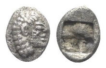 Ionien. Kolophon.

 Tetartemorion (Silber). Ca. 530 - 500 v. Chr.
Vs: Archaischer Kopf des Apollon rechts.
Rs: Quadratum incusum.

5 mm. 0,19 g....