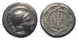 Ionien. Magnesia am Mäander.

 Obol (Silber). Ca. 350 - 190 v. Chr.
Vs: Kopf der Athena mit attischem Helm rechts.
Rs: M-A. Dreizack; das Ganze in...