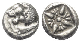 Ionien. Milet.

 Diobol (Silber). Ca. 520 - 470 v. Chr.
Vs: Löwenprotome mit zurückgewandtem Kopf und aufgerissenem Maul nach rechts.
Rs: Florales...