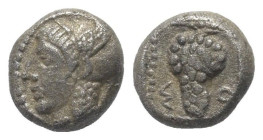 Kilikien. Soloi.

 Obol (Silber). Ca. 350- 300 v. Chr.
Vs: Amazonenkopf links.
Rs: Weintraube in vertieftem Perlquadrat.

8 mm. 0,99 g. 

SNG ...