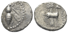 Phönikien. Arados.

Drachme (Silber). 2. Jhdt. v. Chr. (Jahr nicht lesbar).
Vs: Biene; im Feld rechts Monogramm (Jahr).
Rs: Hirsch vor Palme nach ...