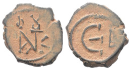 Iustinus II. (565 - 578 n. Chr.).

 Pentanummion (Bronze). Constantinopolis.
Vs: Monogramm des Justinus und der Sophia.
Rs: Wertzeichen E; im Feld...