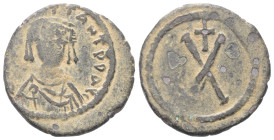 Tiberius II. Constantinus (578 - 582 n. Chr.).

 Dekanummion (Kupfer). Constantinopolis.
Vs: Gekrönte Büste mit Panzer und Paludament en face.
Rs:...