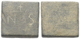 Marktgewichte. Byzantinische Marktgewichte.

 Bronzegewicht zu 6 Nomismata. 5. - 7. Jhdt. n. Chr.
Vs: Wertangabe NS, darüber Kreuz.
Rs: Blank.

...