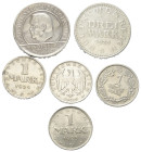 Deutschland - Lots.


Weimarer Republik. 

Lot (6 Stück, Silber): 
1 Reichsmark 1924 E, 1925 D (2 verschiedene) und 1926 A.
3 Mark 1925 D. Münc...