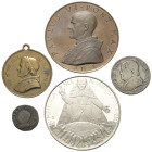 Religiöse Medaillen - Lots.


Papstmedaillen. 

Pius IX. (1846 - 1878), Johannes XXIII. (1958 - 1963) und Paul VI. (1963 - 1978).
Dazu zwei Münz...
