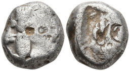 ACHAEMENID EMPIRE. Time of Artaxerxes II to Artaxerxes III (Circa 375-340 BC). Sardes.
AR Siglos (13.8mm 5.26g)
Obv: Persian king in kneeling-runnin...