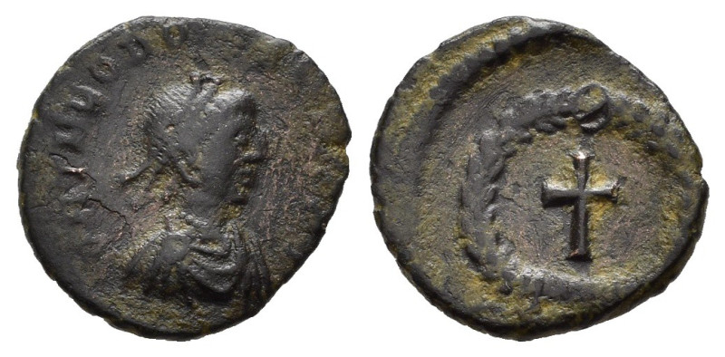 TEODOSIO II (408-450). Cizico?. Nummus. AE (0,89 g). D/ D N THEODO-SIVS P F AVG,...