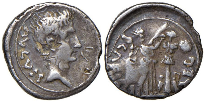 Augusto (27 a.C.-14 d.C.) Quinario (Emerita) Testa a d. - R/ La Vittoria stante ...
